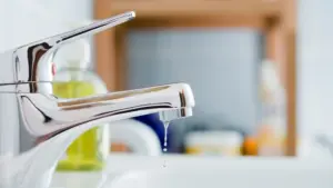 Las restricciones agua agosto 2026: los nuevos municipios de Galicia, País Vasco y Canarias
