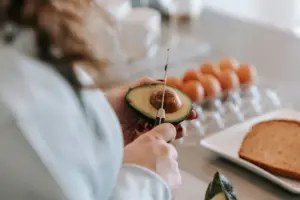 mano de aguacate