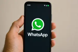 El truco que usan ahora los estafadores en grupos de WhatsApp para vaciarte la cuenta sin que lo notes