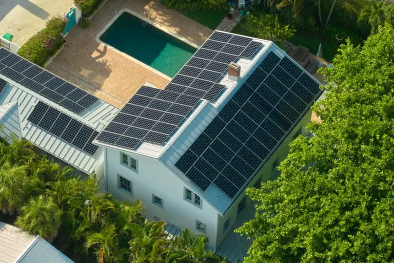 Placas solares no bastan: la norma europea que pone en jaque a las viviendas con aire acondicionado