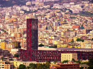 Vista aérea de la vibrante arquitectura moderna y la expansión urbana en Tirana, Albania.