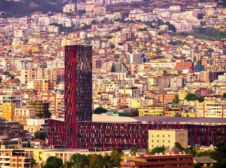 De Tirana a Oporto: las ciudades de Europa donde viajar tirado de precio este septiembre