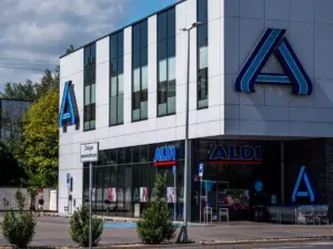 Supermercado Aldi moderno con señalización prominente en un entorno urbano.