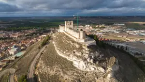 Impresionante vista aérea del histórico Castillo de Peñafiel, Castilla y León, España.