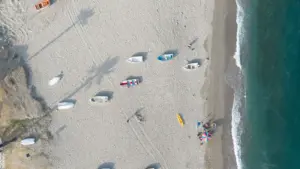 Vista aérea de una playa de arena con barcos en Montepaone Lido, Calabria, Italia. Perfecto para una escapada veraniega serena.
