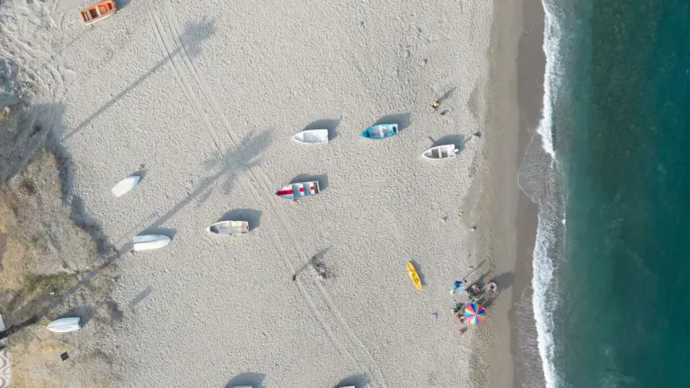 Resumen de los últimos chollos de playa ocultos en El Corte Inglés y los destinos costeros que te permitirán viajar tirados de precio