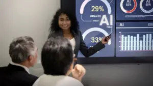 Una mujer durante una reunión de trabajo