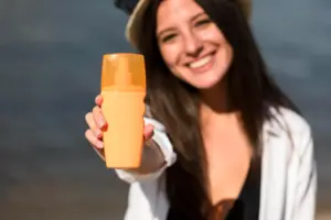 El dermatólogo Joshua Zeichner desvela la cantidad de protector solar que necesitas para el FPS real