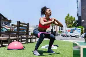 ¿Sabías que las sentadillas activan más el cuádriceps que el glúteo? Joey Till propone ejercicios para glúteo fáciles
