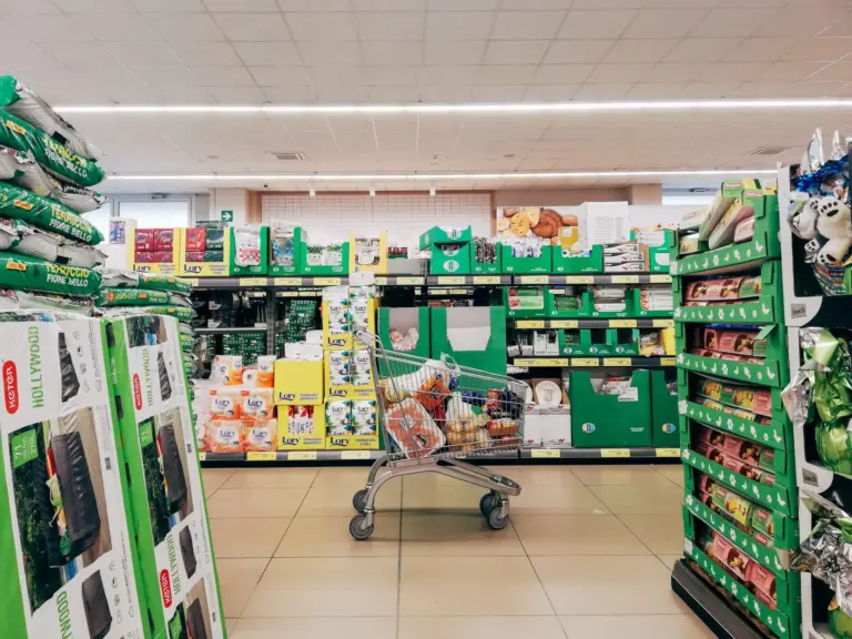 La OCU calcula la subida de la cesta de la compra en un 35%: con 50 euros ya no se llena el carro