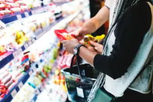Nuevo reglamento envases UE: la OCU avisa de que no debe encarecer la cesta de la compra