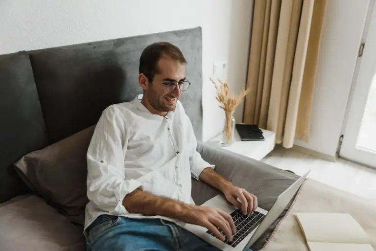 ¿Pueden obligarte a trabajar en fin de semana? Un abogado laboralista lo aclara (aunque ponga lunes a domingo)