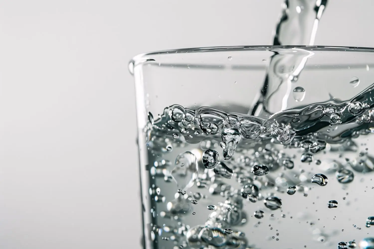 un-vaso-de-agua-que-se-vierte