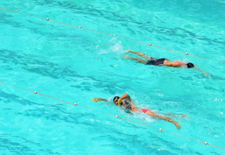 5 deportes acuáticos que están arrasando este verano (y no necesitas ser un experto para probarlos)
