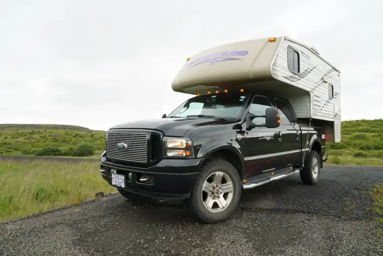 Dormir en camper en la playa por menos de 20 euros: el plan low cost que arrasa este verano