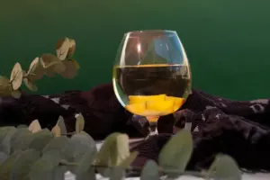 El vino que no es tinto, ni blanco, ni rosado: por qué el 'naranja' no existe (oficialmente) en España