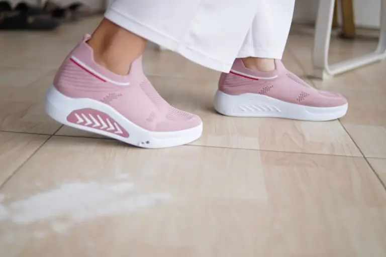 Caminar por casa con zapatillas debilita la musculatura del pie: la advertencia de una podóloga