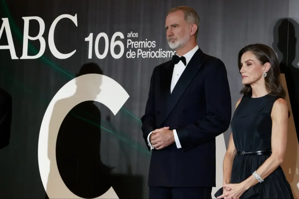 Expertos coinciden en que Felipe VI y Letizia mantienen una relación abierta: ¿Quiénes son los hombres y mujeres con los que asocian al Rey? 1 Expertos coinciden en que Felipe VI y Letizia mantienen una relación abierta: ¿Quiénes son los hombres y mujeres con los que asocian al Rey?