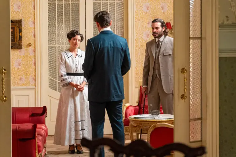 ‘La Promesa’: Jacobo amenaza a Martina mientras Manuel y Julieta viven su momento más romántico