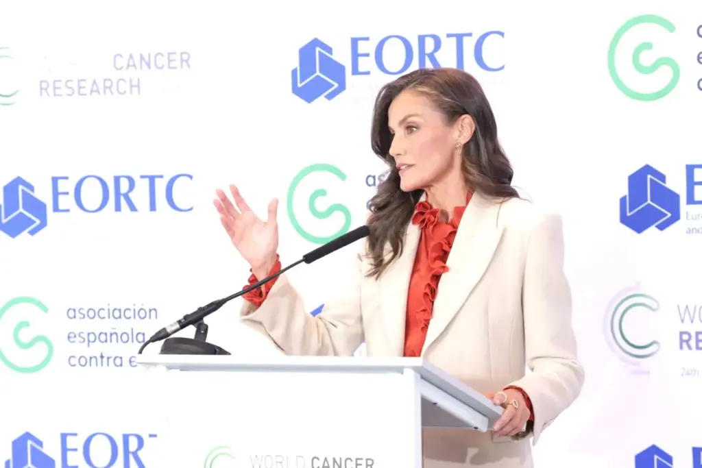 "Se ha empeñado todos estos años": Los viejos amigos de Letizia desvelan detalles inéditos de cómo era la reina antes de la Familia Real 2 "El cáncer avanza y sigue sin discriminar": La reina Letizia reclama acelerar la investigación contra el cáncer