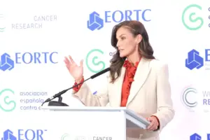 "El cáncer avanza y sigue sin discriminar": La reina Letizia reclama acelerar la investigación contra el cáncer