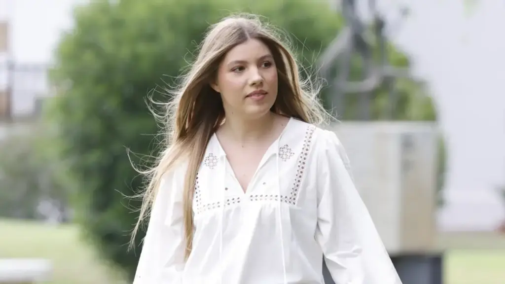 La infanta Sofía, fotografiada en París junto a un joven que despierta rumores 1 "No nos dimos cuenta de nada": La infanta Sofía sorprendió a su universidad desde el primer día