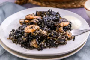 El error que comete el 90% de los españoles al hacer el arroz negro: así queda con el punto perfecto