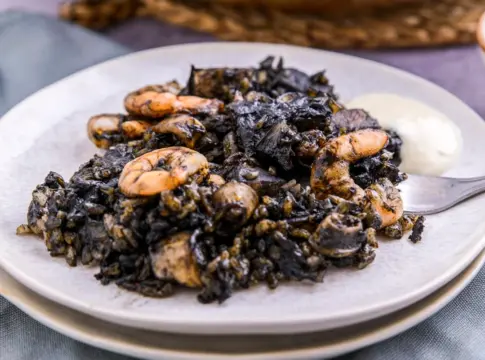 El error que comete el 90% de los españoles al hacer el arroz negro: así queda con el punto perfecto El error que comete el 90% de los españoles al hacer el arroz negro: así queda con el punto perfecto