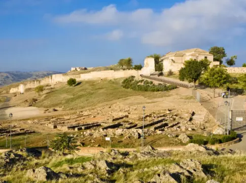 Por qué National Geographic se ha fijado en las tumbas de Alarcos que llevan 40 años saliendo a la luz Por qué National Geographic se ha fijado en las tumbas de Alarcos que llevan 40 años saliendo a la luz