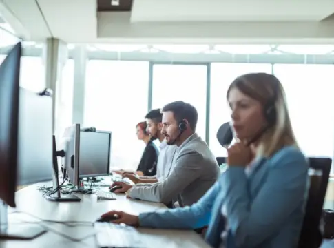 Atención a la Clientela Personas atendiendo llamadas de consumidores.