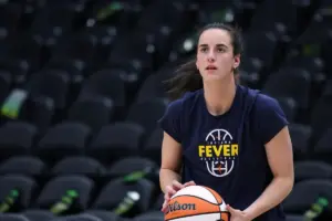 102-85: A'ja Wilson borra del mapa a Caitlin Clark en el debut de playoffs de la WNBA