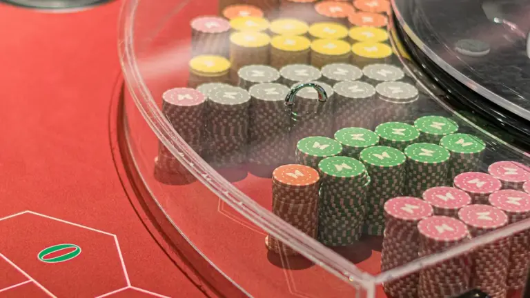 Por qué nos gusta apostar: la psicología detrás del entretenimiento de casino