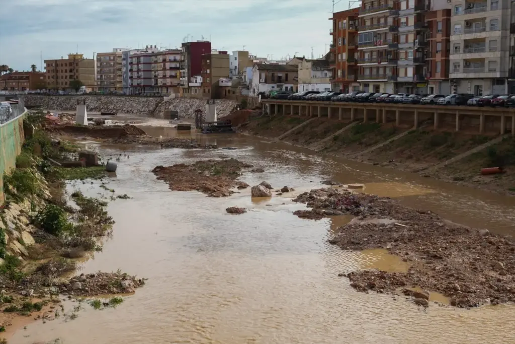 España no está preparada para otra DANA: alertas defectuosas, obras sin ejecutar y un territorio que sigue expuesto 1 Efectos de las lluvias en el barranco del Poyo a su paso por Picanya y Paiporta, a 29 de diciembre de 2025, en Valencia