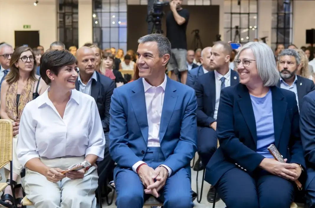 El presidente del Gobierno, Pedro Sánchez, acompañado por la ministra de vivienda, Isabel Rodríguez El presidente del Gobierno, Pedro Sánchez, acompañado por la ministra de vivienda, Isabel Rodríguez