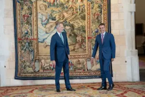 Expertos en Monarquía apuntan contra Sánchez y aseguran que Felipe VI mantiene con el PSOE "una relación más distante que su padre"