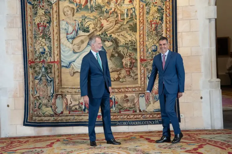 Expertos en Monarquía apuntan contra Sánchez y aseguran que Felipe VI mantiene con el PSOE 
