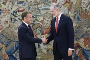 Felipe VI exige a Europa más apoyo para proteger la frontera de Ceuta
