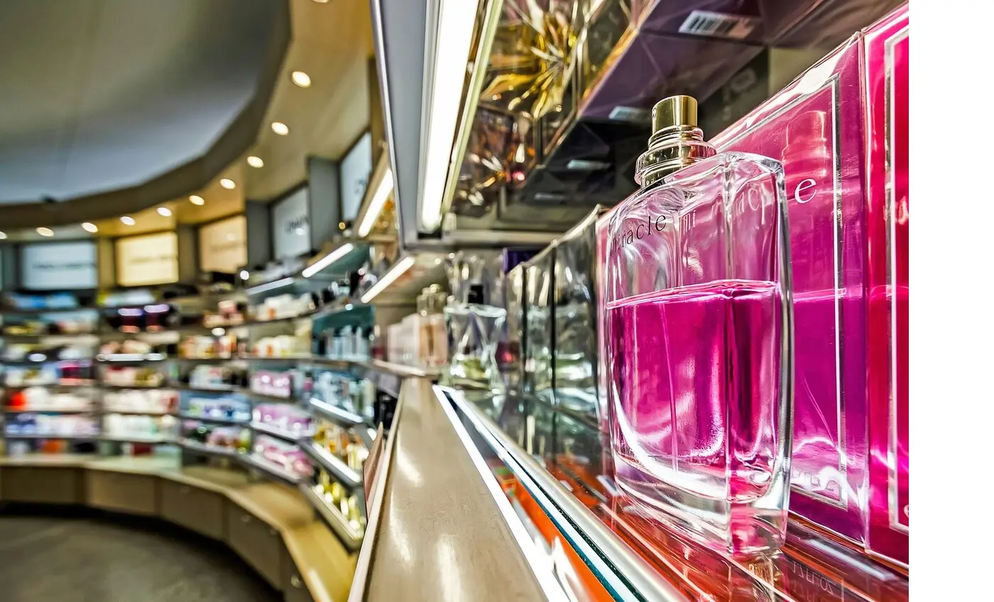 Interior de una perfumeria. unsplash Interior de una perfumeria.