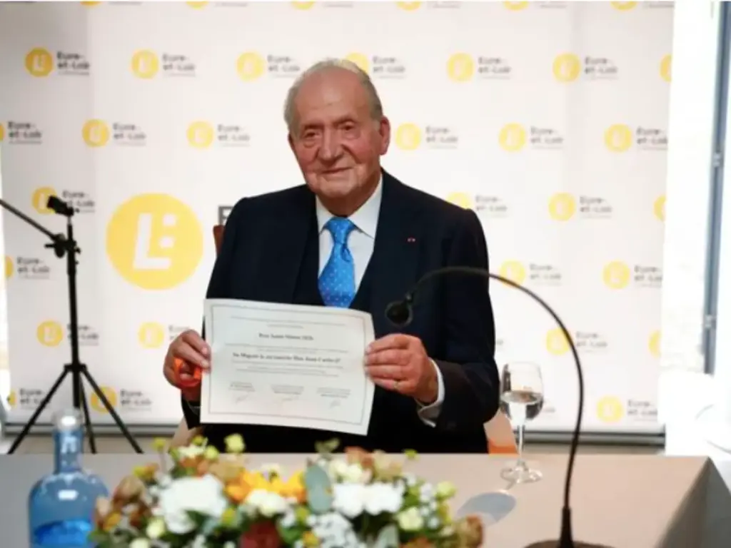 "Resulta especialmente significativo...": Juan Carlos I deja un gesto que llama la atención de expertos en su homenaje en Francia 1 Juan Carlos I muestra una actitud diferente durante sus saludos