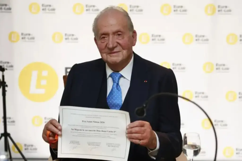 "Resulta especialmente significativo...": Juan Carlos I deja un gesto que llama la atención de expertos en su homenaje en Francia 2 Juan Carlos I protagoniza un gesto con sus manos