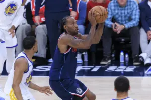 Kawhi Leonard ya es de los Raptors y la polémica estalla: «rompió las reglas y señaló a otros»