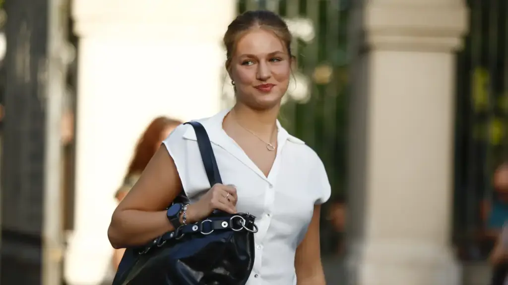 La princesa Leonor estrena bolso español de 170 euros en la universidad, ¿dónde puedes comprarlo? 1 La prensa catalana hunde a la princesa Leonor por lo que hizo en su primer día en la Universidad Carlos III