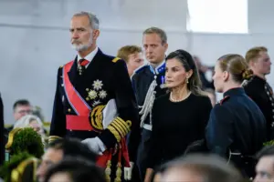 La prensa noruega pone el foco en el "feo" gesto de Letizia durante el funeral del rey Harald