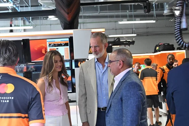 La princesa Leonor coincide con un inesperado royal en la F1 y se roban todas las miradas de la prensa 1 La princesa Leonor conoce al príncipe heredero de Baréin