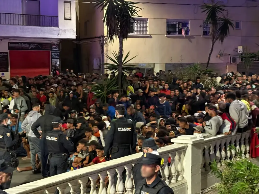 Lo que es mentira y lo que es verdad sobre la crisis de Ceuta, explicado punto por punto y bulo por bulo 1 Las Fuerzas y Cuerpos de Seguridad del Estado (FCSE) preparando el traslado de los inmigrantes que se encuentran en las playas de el Trampolín y Benítez (Ceuta)