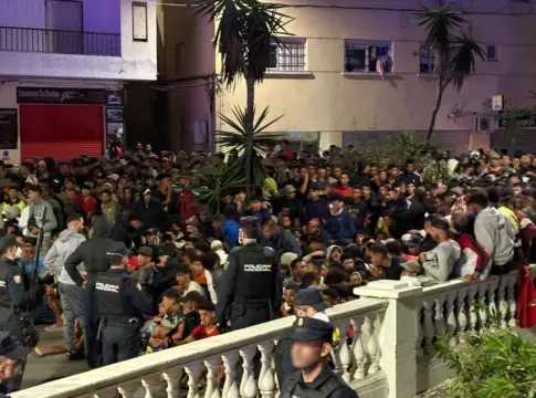 Las Fuerzas y Cuerpos de Seguridad del Estado (FCSE) preparando el traslado de los inmigrantes que se encuentran en las playas de el Trampolín y Benítez (Ceuta) Las Fuerzas y Cuerpos de Seguridad del Estado (FCSE) preparando el traslado de los inmigrantes que se encuentran en las playas de el Trampolín y Benítez (Ceuta)