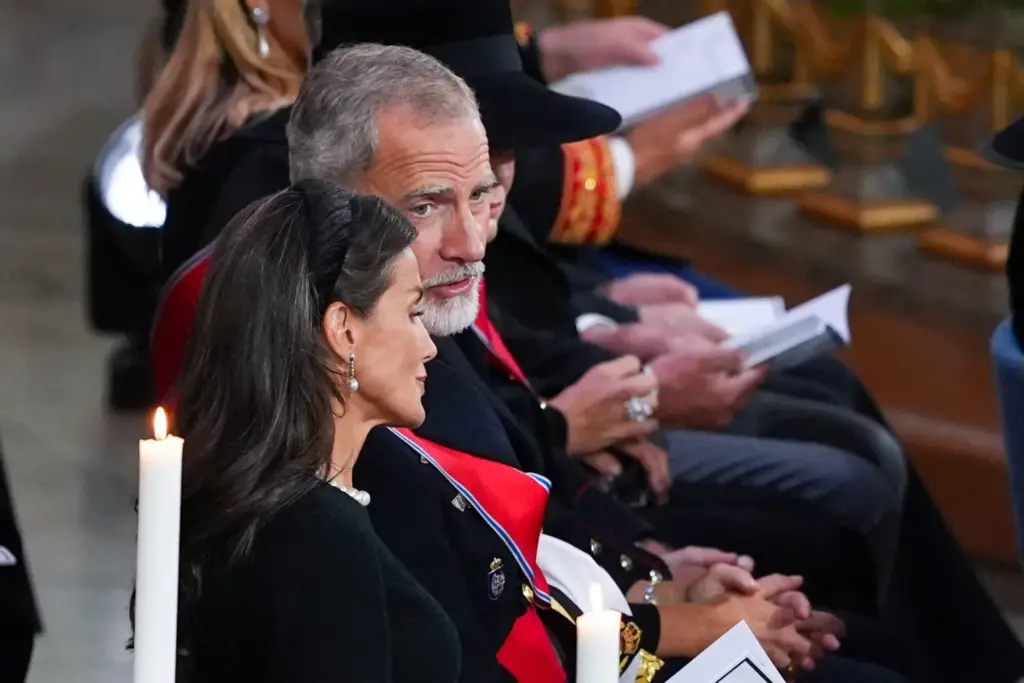 La prensa noruega pone el foco en el "feo" gesto de Letizia durante el funeral del rey Harald 1 Letizia utiliza un abanico durante el funeral