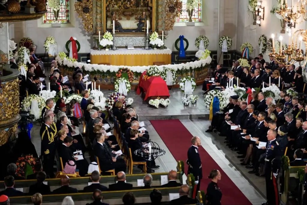 La prensa noruega pone el foco en el "feo" gesto de Letizia durante el funeral del rey Harald 2 Letizia y Rania volvieron a mostrar su complicidad