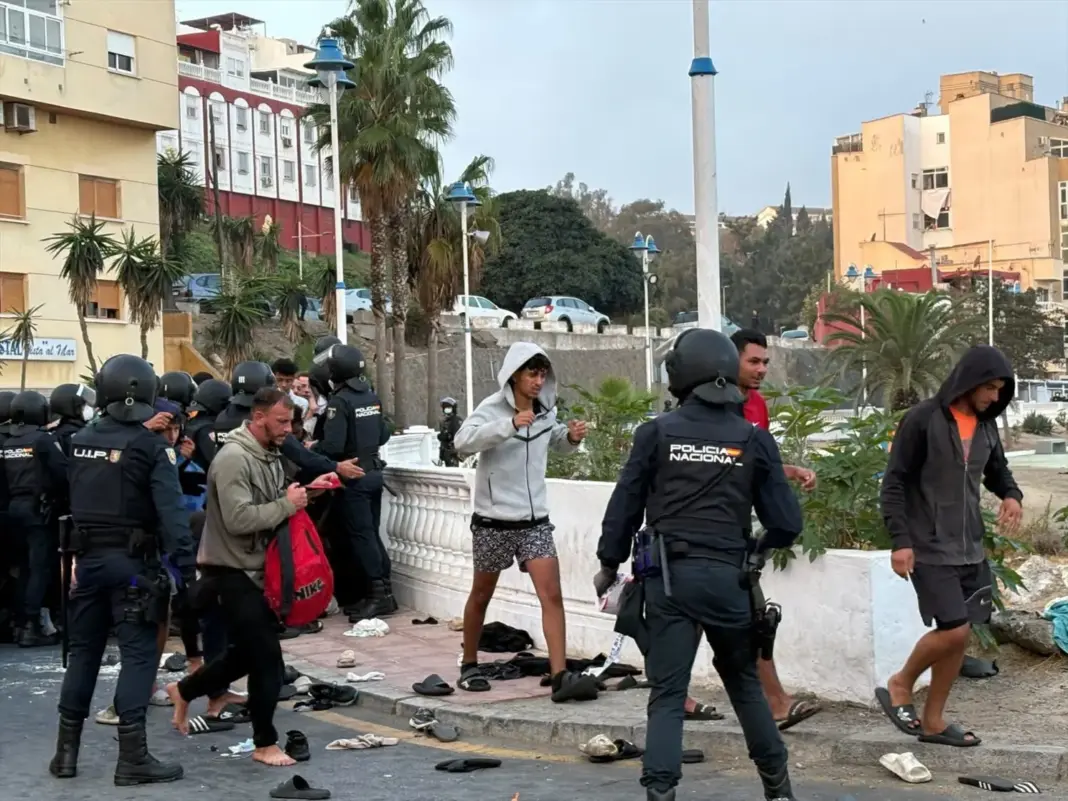 Los Cuerpos de Seguridad del Estado organizan a los migrantes para su traslado al Puerto de Ceuta, a 18 de septiembre de 2026 Los Cuerpos de Seguridad del Estado organizan a los migrantes para su traslado al Puerto de Ceuta, a 18 de septiembre de 2026