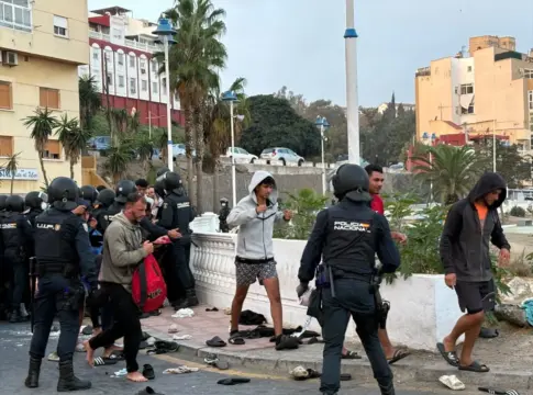 Los Cuerpos de Seguridad del Estado organizan a los migrantes para su traslado al Puerto de Ceuta, a 18 de septiembre de 2026 Los Cuerpos de Seguridad del Estado organizan a los migrantes para su traslado al Puerto de Ceuta, a 18 de septiembre de 2026